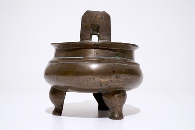 Un grand chaudron tripod de type "Ding", Chine, Ming