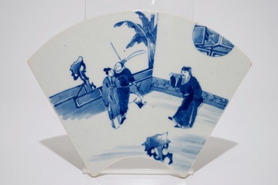 A Chinese blue and white tulipiere and a fan-shaped plaque, 19th C.