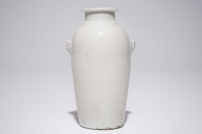 Een Chinees blanc de Chine vaasje met oren in de vorm van leeuwenkoppen, Kangxi