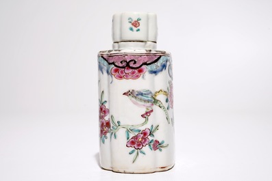 Een Chinees hexagonaal famille rose theebusje, Qianlong