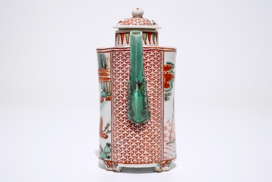 Un pot &agrave; vin avec anse en forme de dragon en porcelaine de Chine wucai, &eacute;poque Transition