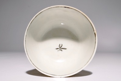 Een Chinese grisaille, vergulde en ijzerrode kop en schotel met romantisch decor, Qianlong