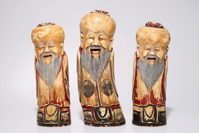 Un lot de trois figures de Shoulao en ivoire sculpt&eacute; polychrome, d&eacute;but du 20&egrave;me