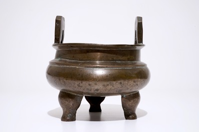 Un grand chaudron tripod de type "Ding", Chine, Ming