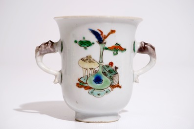 A Chinese blue and white immortal plate and a famille verte double handle cup, Kangxi
