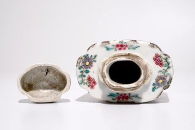 Een Chinees hexagonaal famille rose theebusje, Qianlong
