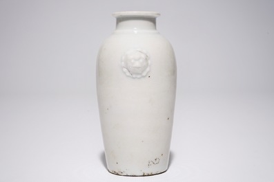 Een Chinees blanc de Chine vaasje met oren in de vorm van leeuwenkoppen, Kangxi