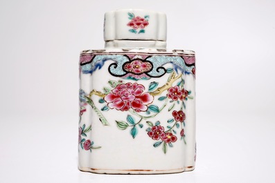 Een Chinees hexagonaal famille rose theebusje, Qianlong