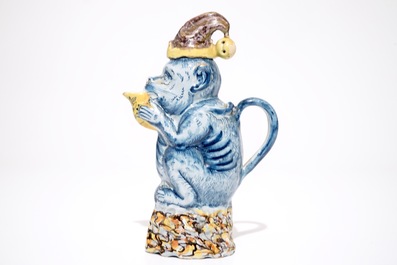 Une verseuse couverte en forme de singe en fa&iuml;ence polychrome de Delft, 18&egrave;me