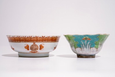 Een Chinese famille verte gu vaas met draken en twee polychrome kommen, 19e eeuw