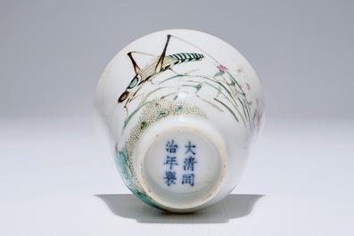 A Chinese famille rose grasshopper cup, Tongzhi mark, 19/20th C.