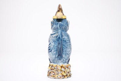 Une verseuse couverte en forme de singe en fa&iuml;ence polychrome de Delft, 18&egrave;me
