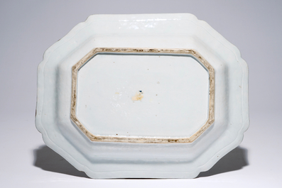 Une terrine sur son support en porcelaine de Chine famille rose, Qianlong
