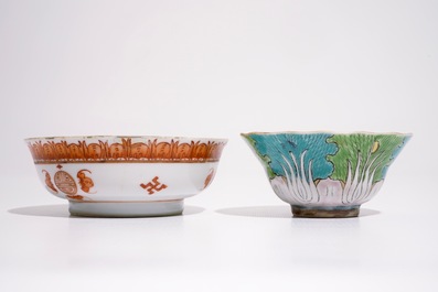 Een Chinese famille verte gu vaas met draken en twee polychrome kommen, 19e eeuw