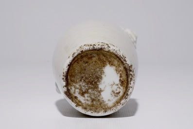 Een Chinees blanc de Chine vaasje met oren in de vorm van leeuwenkoppen, Kangxi