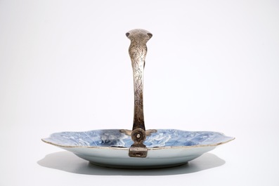 A Chinese blue and white immortal plate and a famille verte double handle cup, Kangxi