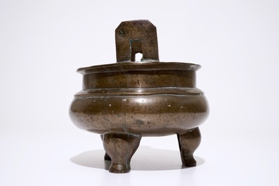 Un grand chaudron tripod de type "Ding", Chine, Ming