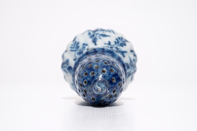 Un saupoudroir en fa&iuml;ence de Delf bleu et blanc &agrave; d&eacute;cor floral, 18&egrave;me