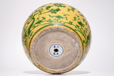 Un vase en porcelaine de Chine &agrave; d&eacute;cor en vert sur fond jaune, marque de Wanli, 19/20&egrave;me