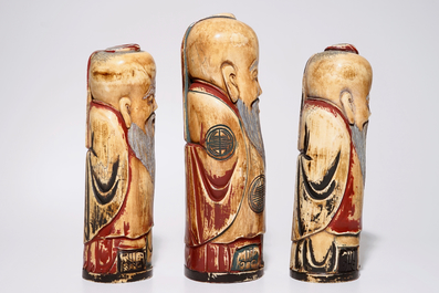 Un lot de trois figures de Shoulao en ivoire sculpt&eacute; polychrome, d&eacute;but du 20&egrave;me