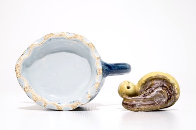Une verseuse couverte en forme de singe en fa&iuml;ence polychrome de Delft, 18&egrave;me