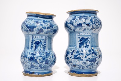 Een paar albarelli in Italiaanse majolica, Veneti&euml;, gedateerd 1592