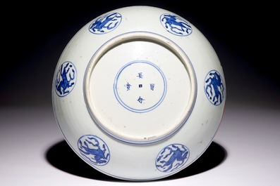 Een Chinese blauw-witte schotel met kraanvogels, Ming, Jiajing