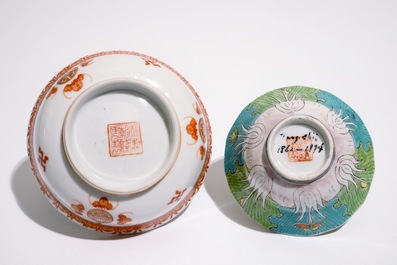 Een Chinese famille verte gu vaas met draken en twee polychrome kommen, 19e eeuw