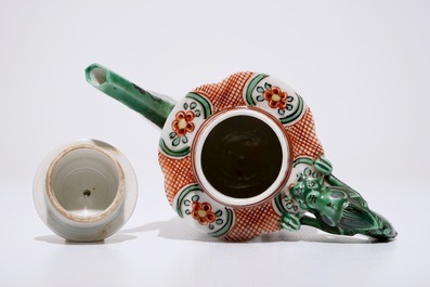Un pot &agrave; vin avec anse en forme de dragon en porcelaine de Chine wucai, &eacute;poque Transition