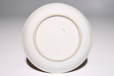 Een Chinese grisaille, vergulde en ijzerrode kop en schotel met romantisch decor, Qianlong