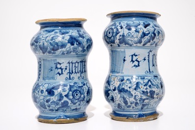 Een paar albarelli in Italiaanse majolica, Veneti&euml;, gedateerd 1592