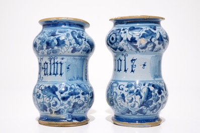 Een paar albarelli in Italiaanse majolica, Veneti&euml;, gedateerd 1592