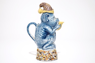 Une verseuse couverte en forme de singe en fa&iuml;ence polychrome de Delft, 18&egrave;me