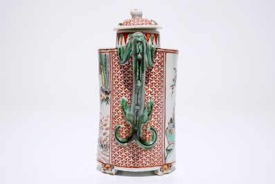 Un pot &agrave; vin avec anse en forme de dragon en porcelaine de Chine wucai, &eacute;poque Transition