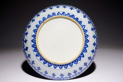 Een Chinese blauw-witte schotel voor de islamitische markt, Kangxi