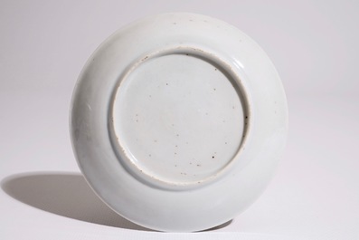 Une tasse et soucoupe en porcelaine de Chine famille rose &agrave; d&eacute;cor floral, Yongzheng