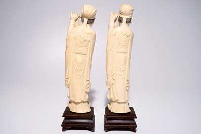Une paire de grandes figures de sages en ivoire, Chine, 19&egrave;me