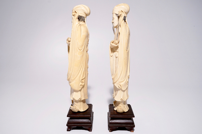 Une paire de grandes figures de sages en ivoire, Chine, 19&egrave;me