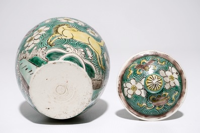 Un pot couvert en biscuit &eacute;maill&eacute; vert &agrave; d&eacute;cor de chevaux, Kangxi