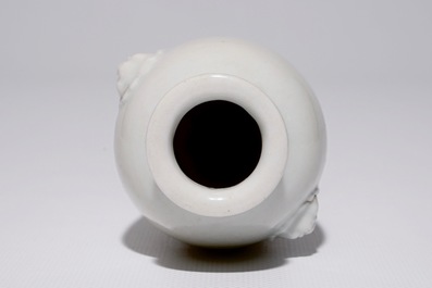 Een Chinees blanc de Chine vaasje met oren in de vorm van leeuwenkoppen, Kangxi
