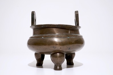 Un grand chaudron tripod de type "Ding", Chine, Ming