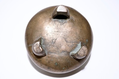 Un grand chaudron tripod de type "Ding", Chine, Ming