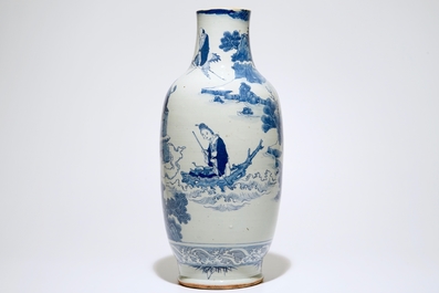 Un vase en porcelaine de Chine bleu et blanc avec Liu Hai et le crapaud, 19&egrave;me