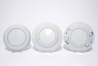 A pair Chinese blue and white ginger jars and three various blue and white floral plates, 18/19th C.