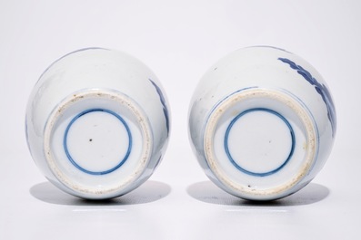 A pair Chinese blue and white ginger jars and three various blue and white floral plates, 18/19th C.