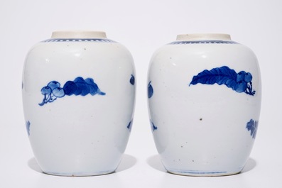 A pair Chinese blue and white ginger jars and three various blue and white floral plates, 18/19th C.