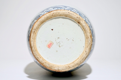 Un vase en porcelaine de Chine bleu et blanc avec Liu Hai et le crapaud, 19&egrave;me