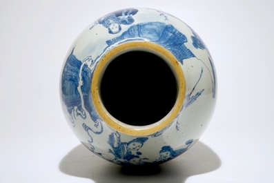 Un vase en porcelaine de Chine bleu et blanc avec Liu Hai et le crapaud, 19&egrave;me