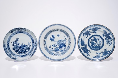 A pair Chinese blue and white ginger jars and three various blue and white floral plates, 18/19th C.