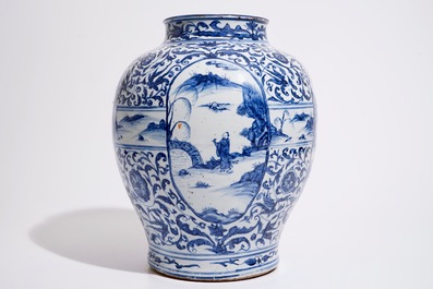Un grand vase de forme balustre en porcelaine de Chine bleu et blanc &agrave; d&eacute;cor de personnages, Ming, Wanli